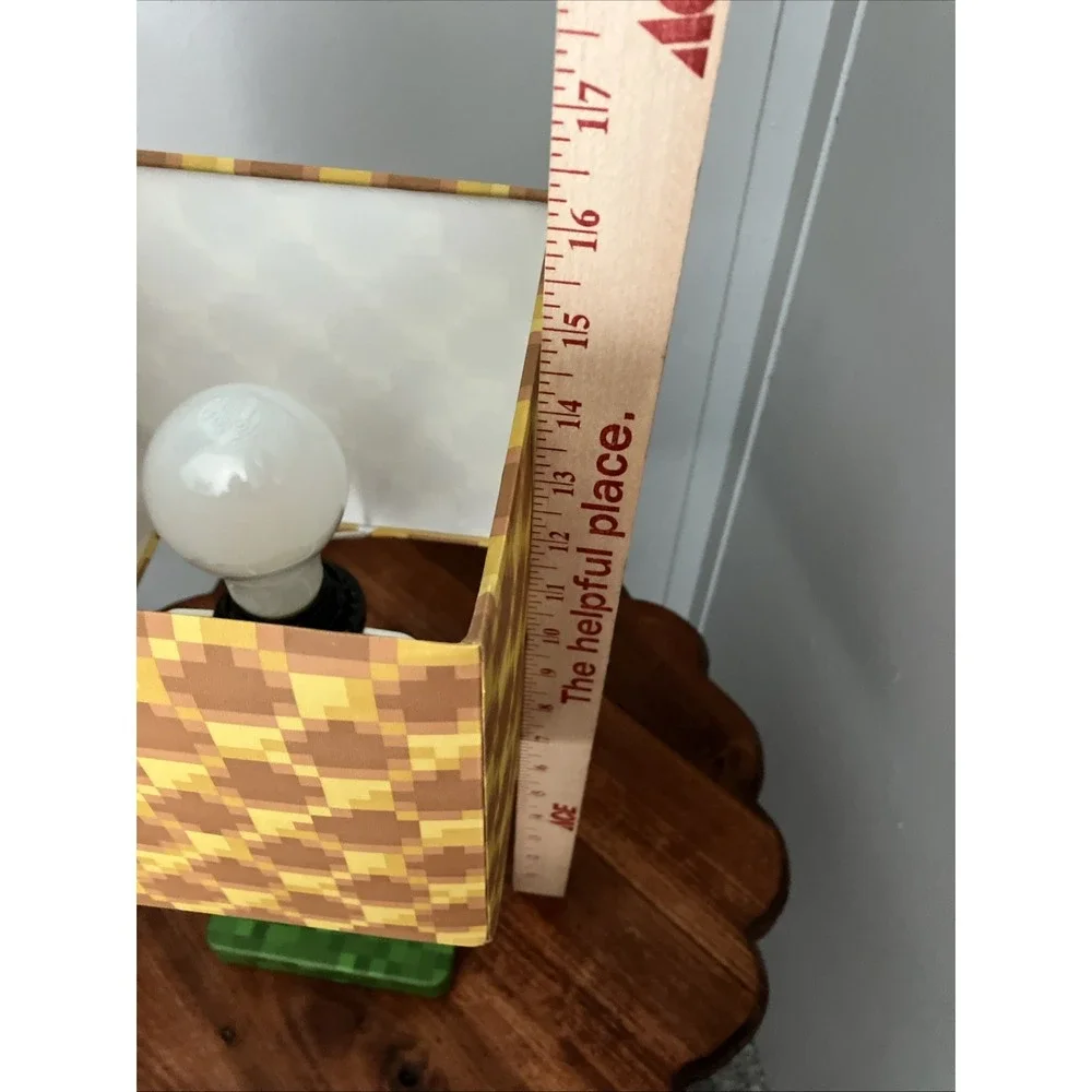 Minecraft  Beehive Block Lamp w/ Bee Lamp Pull 14